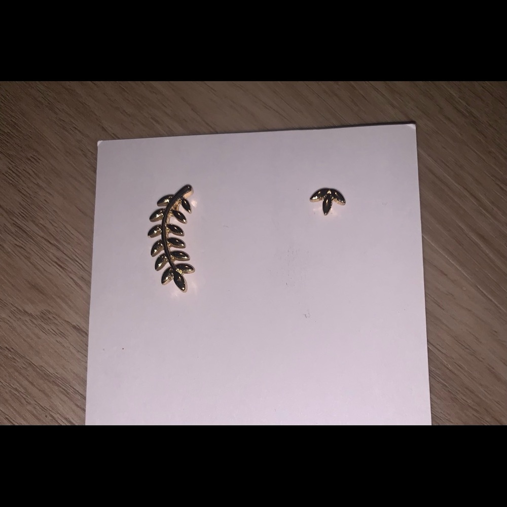 URBAN OUTFITTERS GOLD PLATED LEAF EAR CRAWLER EARRINGS